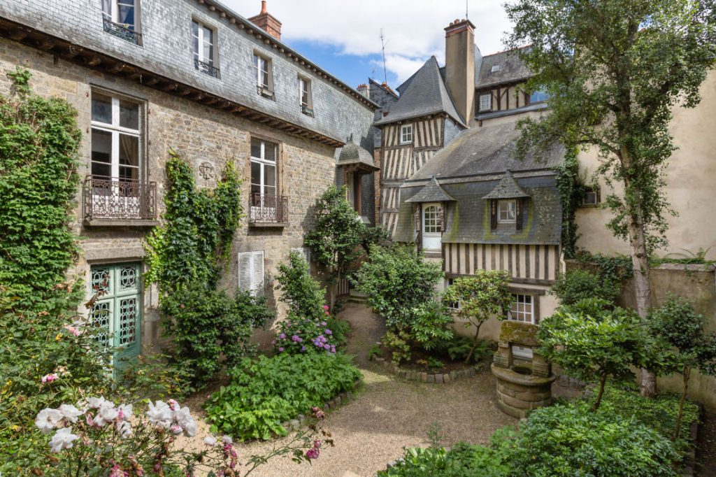 Magnifique cour rennaise en plein coeur du centre historique de Rennes. Charme et végétation !