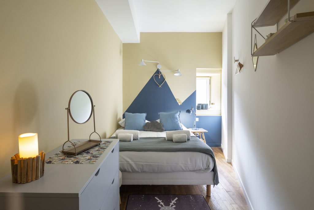 Chambre à coucher bleu et beige, création d'une tête de lit effet montagne.