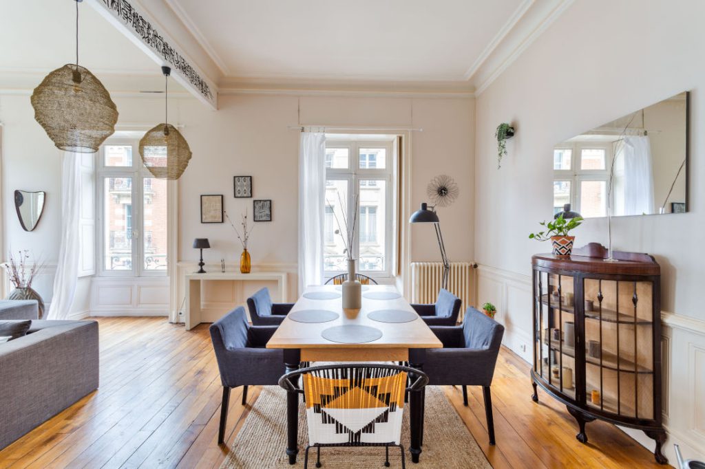 Décoration ethnique et contemporaine dans cette pièce de vie d'un appartement haussmannien spacieux