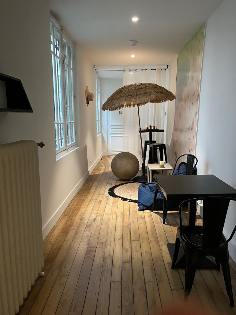 Petite salle de travail,siège social société Cocoonr rennes, table haute, parasol palmier