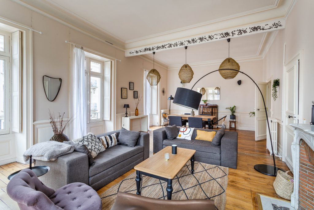 salon salle à manger chaleureux et accueillant dans un décor haussmannien et une belle hauteur sous plafond