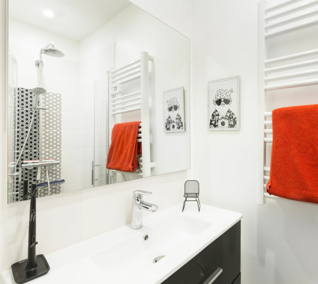 salle de bain blanche, faïence douche noir et blanc, géométrique