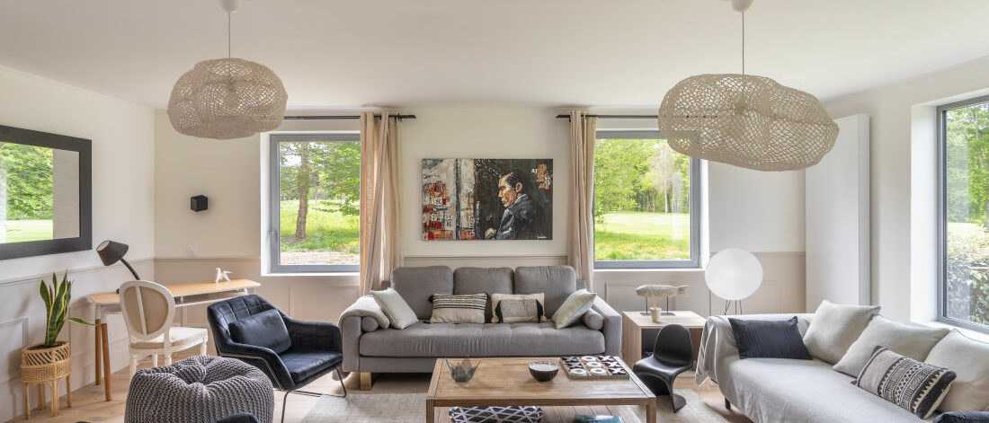 Grand salon, double canapé pour un accueil confortable villa du golf décoration