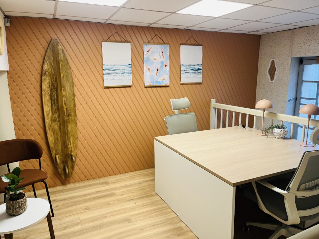 Aménagement et décoration de bureaux esprit surf, bord de mer, mur terracotta.